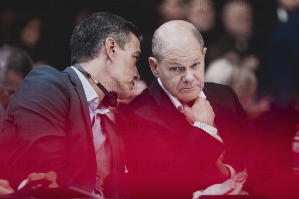 (L-R) Pedro Sanchez, Ministerpraesident von Spanien und PSOE-Vorsitzender, und Olaf Scholz (SPD), Bundeskanzler, aufgenommen im Rahmen des Bundesparteitags der Sozialdemokratischen Partei Deutschland (SPD) in Berlin, 09.12.2023. Von Freitag bis Sonntag b