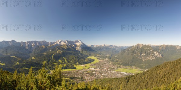 Panorama from Wank, 1780m, onto the Wetterstein Mountains with Alpspitze 2628m, Jubiläumsgrat and Zugspitze 2962m, Werdenfelser Land, Upper Bavaria, Bavaria, Germany, Europe
