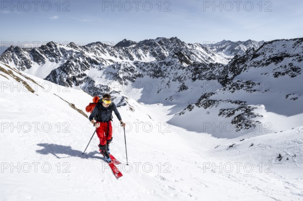 Ski tourers on the ascent to Sulzkogel, behind summit Schartenkopf and Schöllekogel, Kühtai, Stubai Alps, Tyrol, Austria, Europe