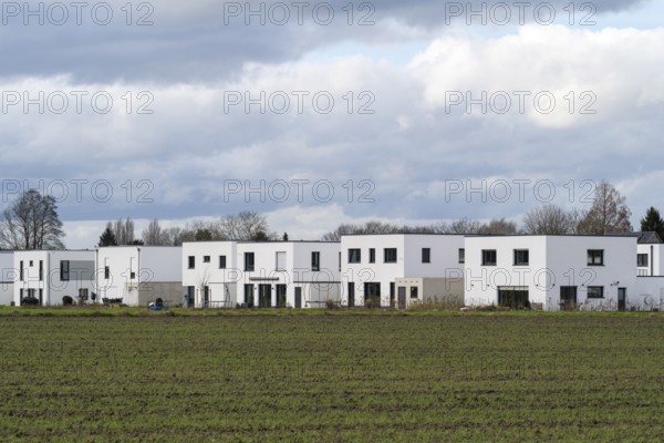 New housing estate, single-family houses with flat roof, clouds in the sky, Kamen, North Rhine-Westphalia, Germany, Europe