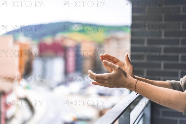 Hands of a young woman applauding the toilets every day at 8 in the afternoon. Pandemic coronavirus