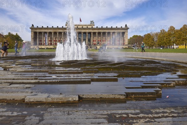 Fountain in the Lustgarten and Altes Museum, Berlin, capital city, independent city, federal state of Berlin, Germany, Europe