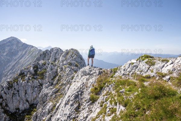Mountaineer on the summit ridge, Wettersteinkamm, Westliche Wettersteinspitze, Wetterstein Mountains, Bavaria, Germany, Europe