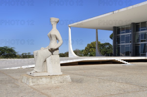 Brazil Supreme Court, designed by Oscar Niemeyer, and sculpture of Lady Justice by Alfredo Ceschiatti, Three Powers Plaza, World Heritage Site, Brasilia, Federal district, Brazil, South America