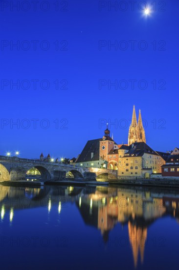 Church and bridge reflected in river, twilight, moon, idyllic, Regensburg Cathedral and stone bridge, Regensburg, Danube, Bavaria, Germany, Europe
