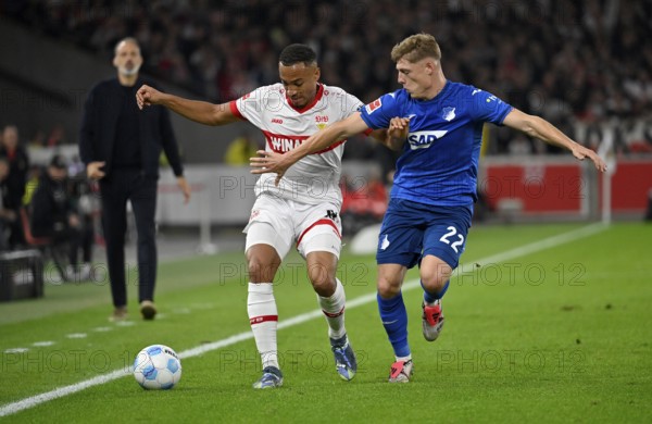Duel, action Alexander Prass TSG 1899 Hoffenheim (22) against Jamie Leweling VfB Stuttgart (18) behind Coach Pellegrino Matarazzo TSG 1899 Hoffenheim MHPArena, MHP Arena Stuttgart, Baden-Württemberg, Germany, Europe