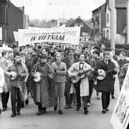 The Easter March 1968, Germany, demonstrated for peace with the main demands to end the Vietnam War and against the emergency laws from Duisburg to Dortmund. DEU, here on 13. 4. 1968 in the Ruhr area, Ruhr Area: The Easter March 1968, Germany, Europe