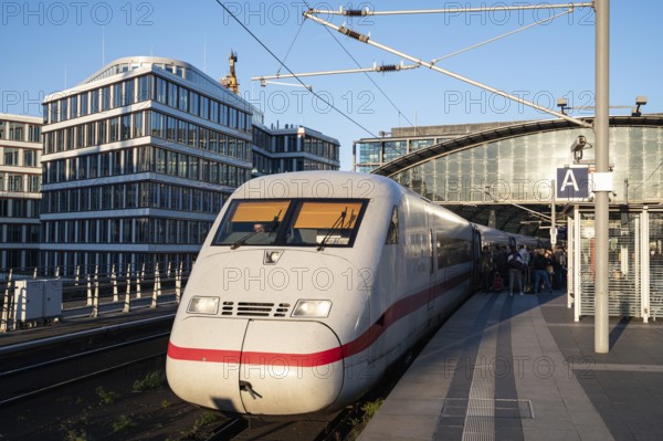 21.10.2023, Berlin, Germany, Europe, An Intercity Express (ICE) train stops at a platform at Berlin Central Station in the Mitte district, Europe
