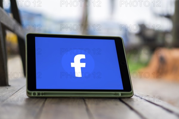 Facebook Logo on smartphone