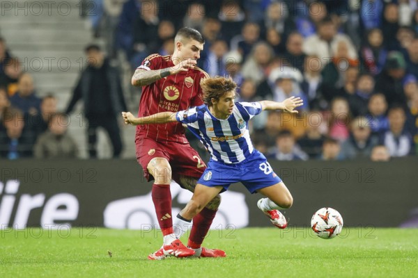 Portugal: Football Europa League, Play-Off - FC Porto vs. AS Roma - Estadio do Dragao, Porto: Rodrigo MORA FC Porto right in duel with Gianluca MANCINI AS Roma