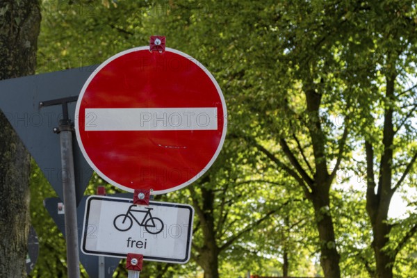 Road construction, traffic sign no through traffic and cyclists free at the construction site Schwanenwikbrücke in Hamburg, Germany, Europe