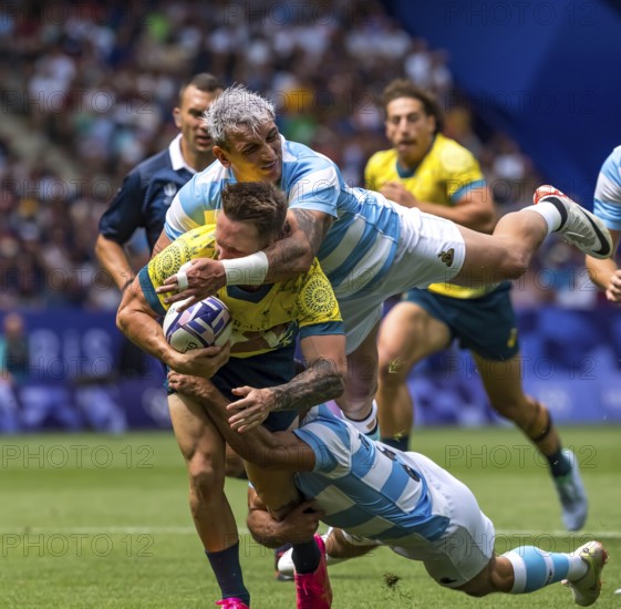Jul 25, 2024-Paris, FRA, Men?s Pool B Rugby Seven: Team Australia back Corey Toole (3) (AUS) fights for the ball during the match between Team Australia (AUS) against Team Argentina (ARG) at the Paris 2024 Olympic Games at Stade de France in Saint-Denis, France. Australia wins the match 14-22