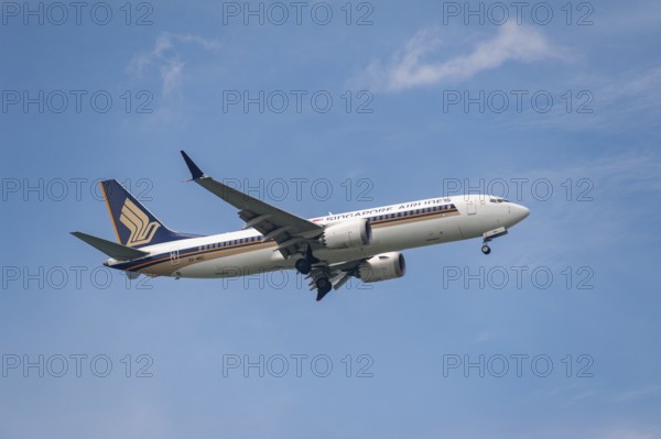 15.07.2023, Singapore, Republic of Singapore, Asia, A Singapore Airlines (SIA) Boeing 737 MAX 8 passenger aircraft, registration 9V-MBC, on approach to Changi International Airport. Singapore Airlines is a member of the Star Alliance airline alliance, an international network of airlines, Asia