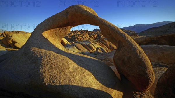 USA, California, Alabama Hills, stone arch, Mobius Arch, granite arch formed by wind erosion, North America