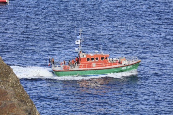 Lifeboat of the Sauveteurs en Mer, sea rescue, La Grande Parade, sailing of the traditional sailing boats from Brest to Douarnenez at the end of the Fetes Maritimes 2024 in Brest, seen from the Fort des Capucins on the Crozon peninsula near the entrance to the bay Rade de Brest, commune of Roscanvel, department Finistere Penn-ar-Bed, region Bretagne Breizh, France, Europe