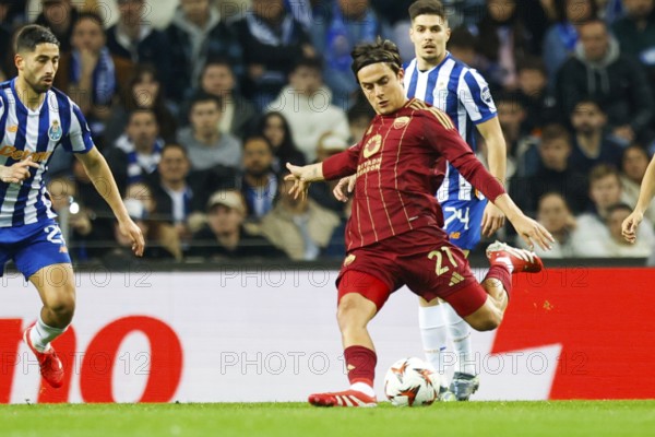 Portugal: Football Europa League, Play-Off - FC Porto vs. AS Roma - Estadio do Dragao, Porto: Paulo DYBALA AS Roma on the ball