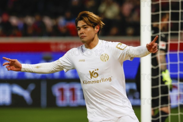 Germany: Soccer 1st Bundesliga, Matchday 22 - 1. FC Heidenheim vs. 1. FSV Mainz 05 - Voith-Arena Heidenheim: Captain Jonathan BURKARDT 1. FSV Mainz 05 not in the picture has just scored the 0 to 1, Sano KAISHU 1. FSV Mainz 05 cheers