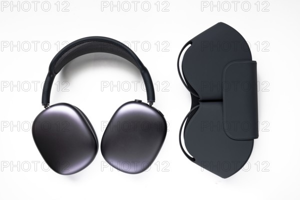 Space grey AirPods Max stainless with steel frame next to a Smart Case