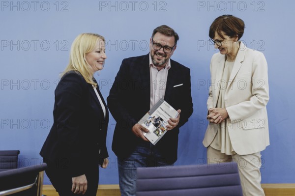 (L-R) Christine Streichert-Clivot, Minister of Education and Culture of the Saarland, Kai Maaz, spokesperson for the authors' group of the Leibniz Institute for Research and Information in Education, and Bettina Stark-Watzinger (FDP), Federal Minister of Education and Research, at a press conference on the publication of the 'Education in Germany 2024' report in Berlin, 17 June 2024