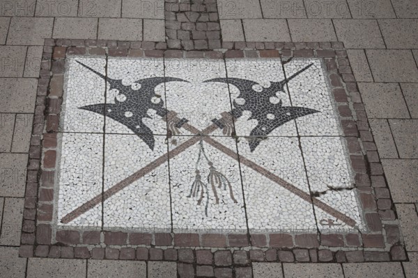 Floor mosaic with two crossed lances, cross, coat of arms, thrusting weapon, polearm, Middle Ages, Grande Île, Strasbourg, Bas-Rhin, Alsace, France, Europe