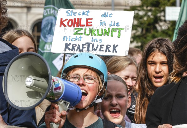 Fridays for Future demonstration and call for a global climate strike. Fridays for Future demands on all continents and in Germany that politicians no longer put corporate interests above human lives, Berlin, 23.09.2022