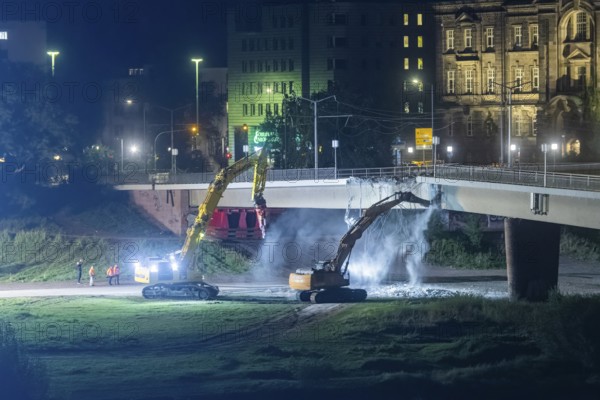 In the early hours of the morning, a section of the Carola Bridge collapsed for unknown reasons. Over a length of around 100 metres, the section on which the trams normally run collapsed into the Elbe. Demolition of the collapsed section of the bridge began during the night of 13 September, and heavy equipment was used for this purpose. Demolition of the collapsed bridge sections of the Carola Bridge in Dresden, Dresden, Saxony, Germany, Europe
