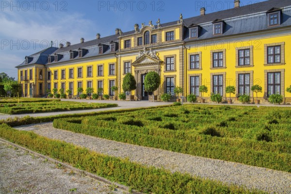 Borders with gallery building in the Great Garden, Herrenhausen Gardens, Hanover, Lower Saxony, Germany, Europe