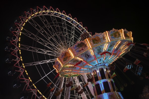 Night shot, Ferris wheel, Europa Rad, chain carousel, Cannstatter Wellenflug, rides, movement, movement effect, Cannstatter Wasen, folk festival, Bad Cannstatt, Stuttgart, Baden-Württemberg, Germany, Europe