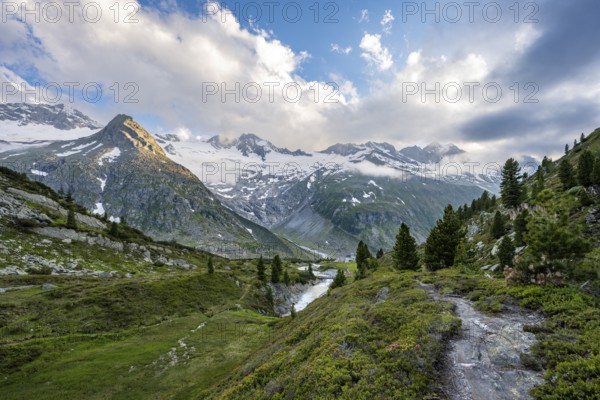 Mountain landscape with mountain stream Zemmbach and mountain hut Berliner Hütte, behind mountain peak Steinmandl and Großer Möseler with glacier Waxeggkees, Berliner Höhenweg, Zillertal Alps, Tyrol, Austria, Europe