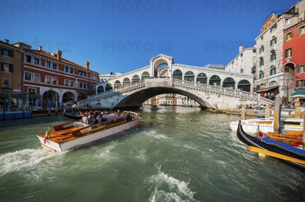 Rialto Bridge with Grand Canal, city trip, holiday, travel, tourism, lagoon city, historical, history, building history, architecture, historic, famous, attraction, building, gondola, waterway, sightseeing, facade, world heritage site, UNESCO, culture, honeymoon, Middle Ages, flood, environment, cruise, carnival, catholic, Venice, Italy, Europe