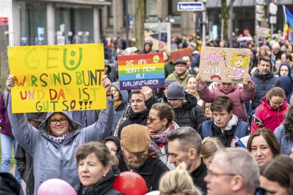 Pupils demonstrate against right-wing extremism, under the motto Schule bleibt Bunt (school remains colourful), over 2500 pupils, parents and teachers protest against right-wing extremism and for diversity in the city centre of Essen, North Rhine-Westphalia, Germany, Europe