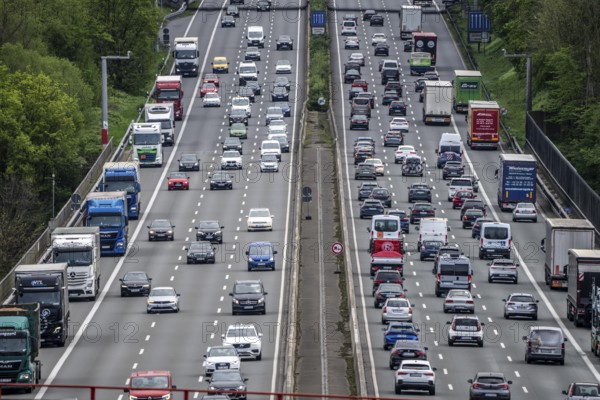 The A3 motorway, heavy traffic on 8 lanes, including the temporarily open hard shoulder, in front of the Hilden motorway junction, looking south, near Erkrath, traffic jam after accident, North Rhine-Westphalia, Germany, Europe