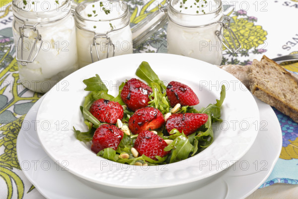 Swabian cuisine, Luggeles cheese in a jar, salad rocket with strawberries, pine nuts, Swabian cream cheese, dairy product, vegetarian, healthy, rocket, bread, chives, arranged on a plate, grandmother's kitchen, regional, home cooking, typical Swabian, traditional cuisine reinterpreted, food photography, studio, Germany, Europe