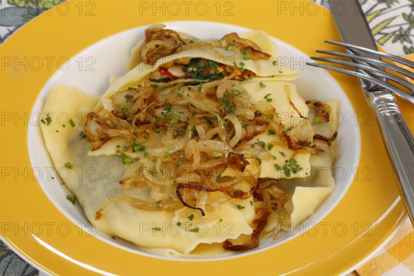 Swabian cuisine, Maultaschen, vegetarian, vegetable Maultaschen, vegetables in noodle dough, spinach, peeled onions, grandmother's cooking, regional, home cooking, typical Swabian, traditional cuisine reinterpreted, arranged on plates, food photography, studio, Germany, Europe