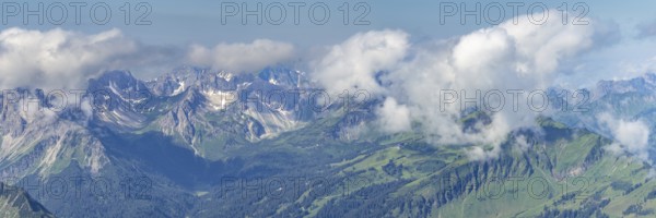 Mountain panorama from the Nebelhorn, 2224m, to the southwest to the Hammerspitzen, Kanzelwand, mountain station of the Fellhornbahn, the cloudy Fellhorn and Söllereck, Allgäu Alps, Allgäu, Bavaria, Germany, Europe