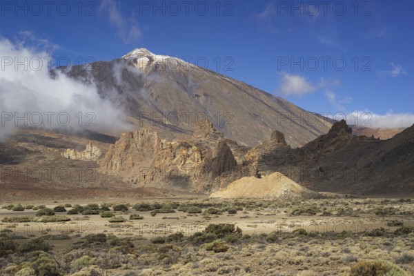 Pico del Teide, 3715m and Roques de Garcia, Teide National Park, Tenerife, Canary Islands, Spain, Europe