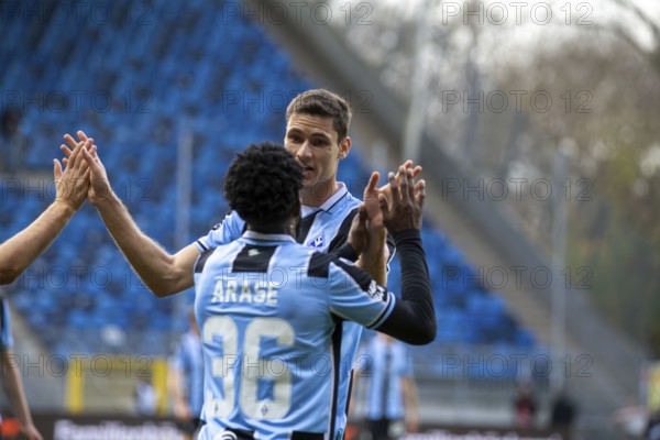 Football 3rd division, 2024/25 season, matchday 15: Waldhof Mannheim v Hannover 96 II. Picture: Maximilian Thalhammer (31) and Kelvin Arase (36) celebrate the important 2:1 victory