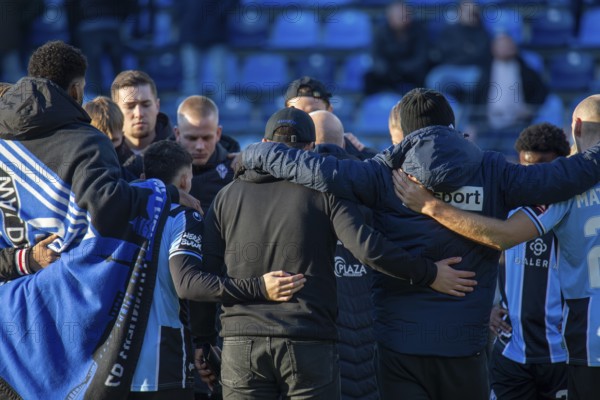 Football 3rd division, 2024/25 season, matchday 22: Waldhof Mannheim vs SC Verl. Picture: The SV Waldhof players disappointed after the match