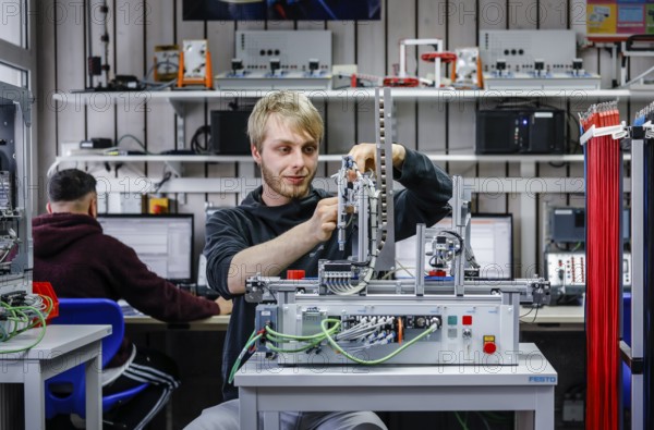 Remscheid, North Rhine-Westphalia, Germany - Trainees in metal and electrical trades, an industrial mechanic assembles an electro-pneumatic system, Remscheid Vocational Training Centre for the Metal and Electrical Industry. - FOR EDITORIAL USE ONLY!