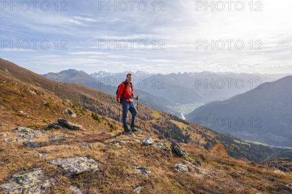 Mountaineer in front of mountain panorama, view from Venet into the Upper Inn Valley, in autumn, Venet crossing, Ötztal Alps, Tyrol, Austria, Europe