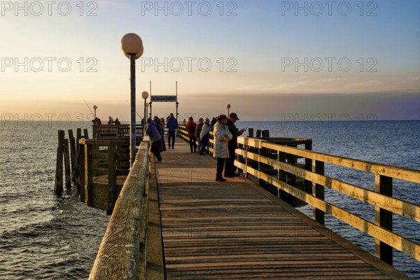 Baltic Sea beach, Baltic Sea coast with the Wustrow pier, evening mood, Baltic seaside resort Wustrow, Fischland-Darß-Zingst peninsula, Mecklenburg-Western Pomerania, Germany, Europe