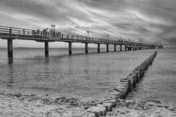 Baltic Sea beach, Baltic Sea coast with the Graal-Müritz pier, sunset, evening mood, black and white, Graal-Müritz, Fischland-Darß-Zingst peninsula, Baltic Sea, Mecklenburg-Western Pomerania, Germany, Europe
