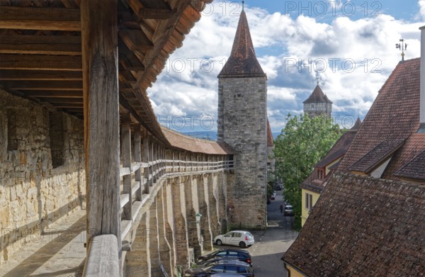 Walkway on the historic town wall on the east side of the old town centre of Rothenburg ob der Tauber. Rothenburg, Bavaria, Germany, Europe