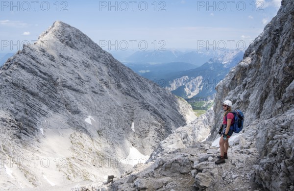 Mountaineer on the Jubiläumsgrat between Zugspitze and Alpspitze, high mountains, Wetterstein range, Bavaria, Germany, Europe