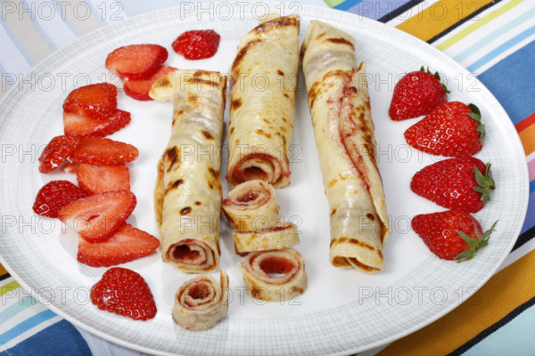 Swabian cuisine, filled pancakes, Flädle with strawberry jam, Gsälz, fresh strawberries, sweet, dessert, dessert, arranged on a plate, grandmother's kitchen, regional, home cooking, typical Swabian, Swabian kitchen classic, traditional cuisine, food photography, studio, Germany, Europe