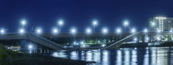 In the early hours of the morning, a section of the Carola Bridge collapsed for unknown reasons. Over a length of around 100 metres, the section on which the trams normally run has collapsed into the Elbe. The area is cordoned off, partial collapse of the Carola Bridge in Dresden, further bridge sections are in acute danger of collapsing, Dresden, Saxony, Germany, Europe