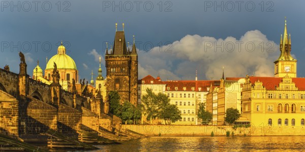 Vltava River with Charles Bridge, Karluv most, Old Town Bridge Tower, Bedrich Smetana Museum in the former waterworks, behind it the Old Town Water Tower, Smetana Quay, Old Town, UNESCO World Heritage Site, Prague, Bohemia, Czech Republic, Czech Republic, Europe