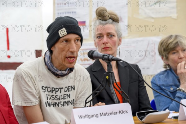 Wolfgang Metzeler-Kick at the press conference of Hungern, bis Ihr ehrlich seid . To his right Lena Schiller (moderator) and PD Dr Susanne Koch (medical support for the hunger strike and activist with Scientist Rebellion), hunger strike camp, Invalidenpark, Berlin, 23.05.2024
