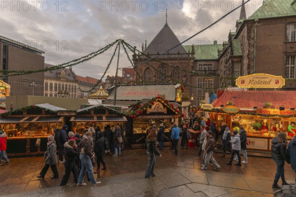 Christmas market at the historic town hall of the Hanseatic city of Bremen, market square in the old town, Christmas decorations, stalls, Germany, Europe