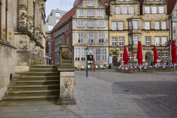 Entrance to the Schütting, the Chamber of Industry and Commerce for Bremen and Bremerhaven and houses on the market in Bremen, Hanseatic City, State of Bremen, Germany, Europe